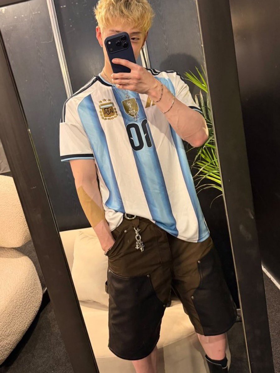 fedeebongiorno's tweet photo. 📸 Bangchan de Stray Kids con la camiseta de Argentina horas antes de su primer show en el Hipódromo de San Isidro https://t.co/P6zeLGLAa0