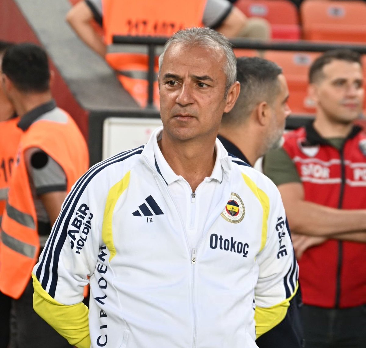 ElisBuseArac's tweet photo. Sizce, ikinci yarıda İsmail Kartal ne yapmalı? https://t.co/HxXol4Ex3X