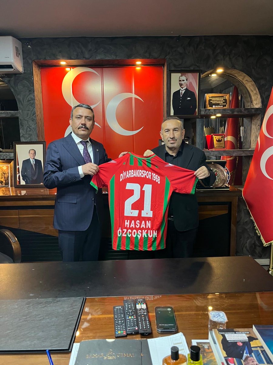 MHPDYARBAK7n's tweet photo. Diyarbakırspor 1968 Kulübü başkanı ve iş insanı Sayın Bedirhan Akyol, İl Başkanımız Sayın Hasan Özcoşkun’u ziyaret ederek forma hediye etti. Kendisine nazik ziyareti ve hediyesi için teşekkür ederiz.
@dbdevletbahceli @MHP_Bilgi @HsnozcoskunMHP https://t.co/grQ1fcFiGa