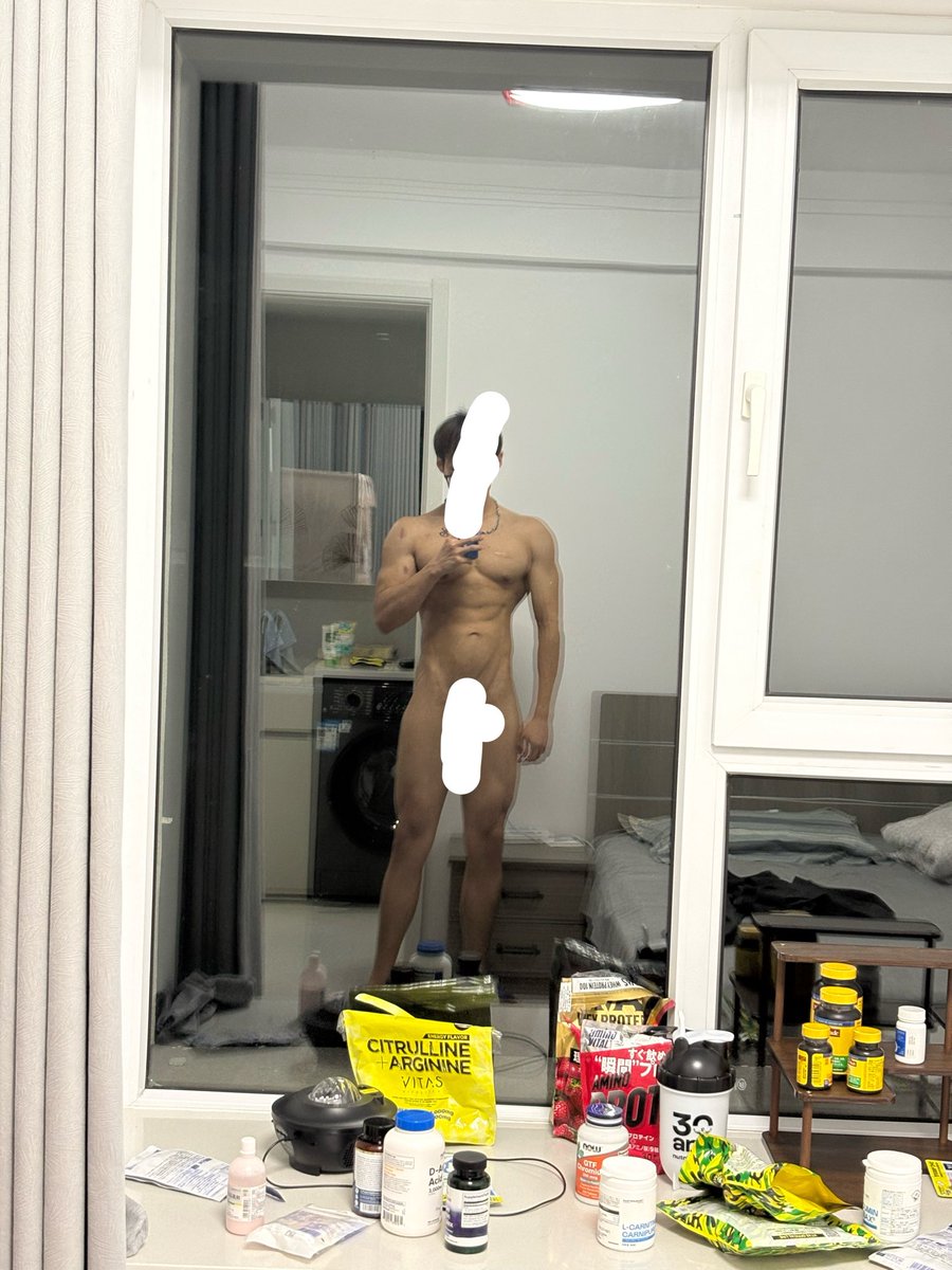 wayayayyayayy's tweet photo. 我腿很细吗😳😭 https://t.co/mfcX3wfEQw