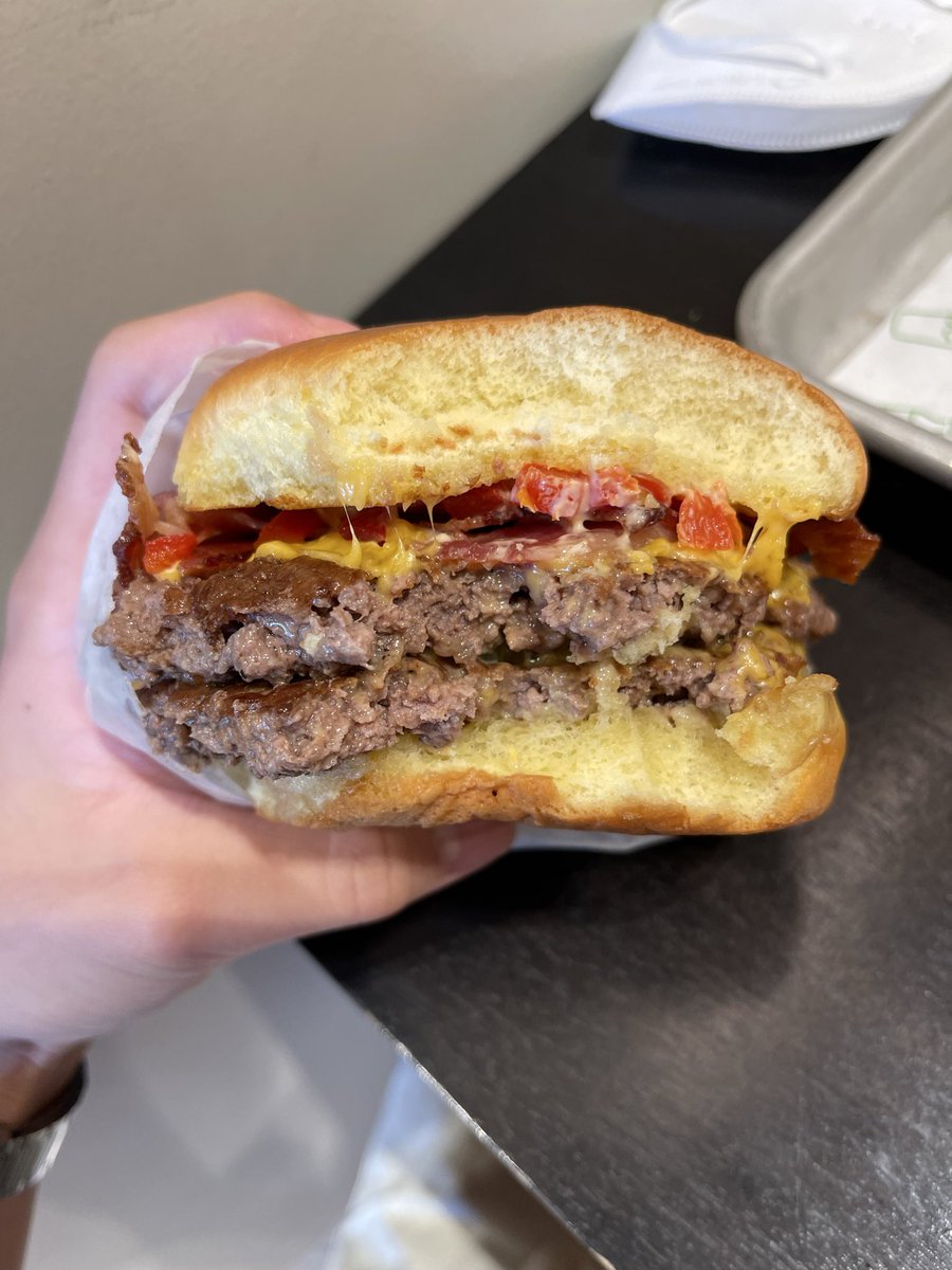 mille36068's tweet photo. i miss shake shack https://t.co/vUzyKN2HsG