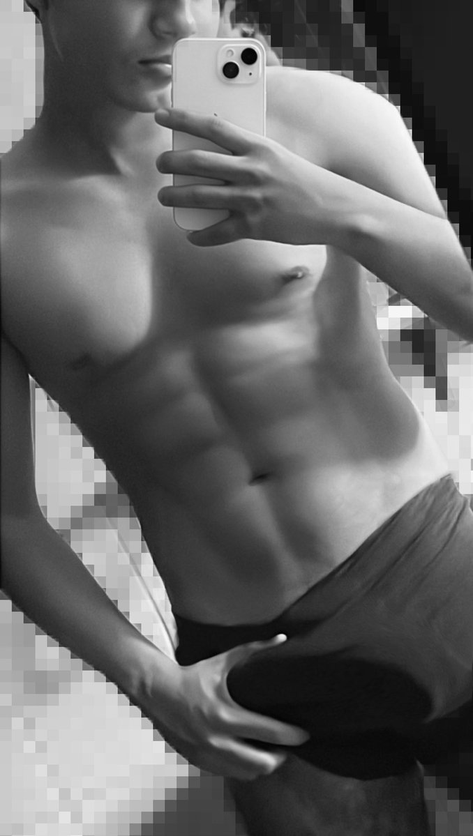 JhonnnAnd's tweet photo. Dura gruesa y marcada, exactamente como te gustan. ¿Quieren que me saque la verga completa? #Vergota #HardCock #Bulge #NSFW #MachoCaliente https://t.co/8wyQInjVTV