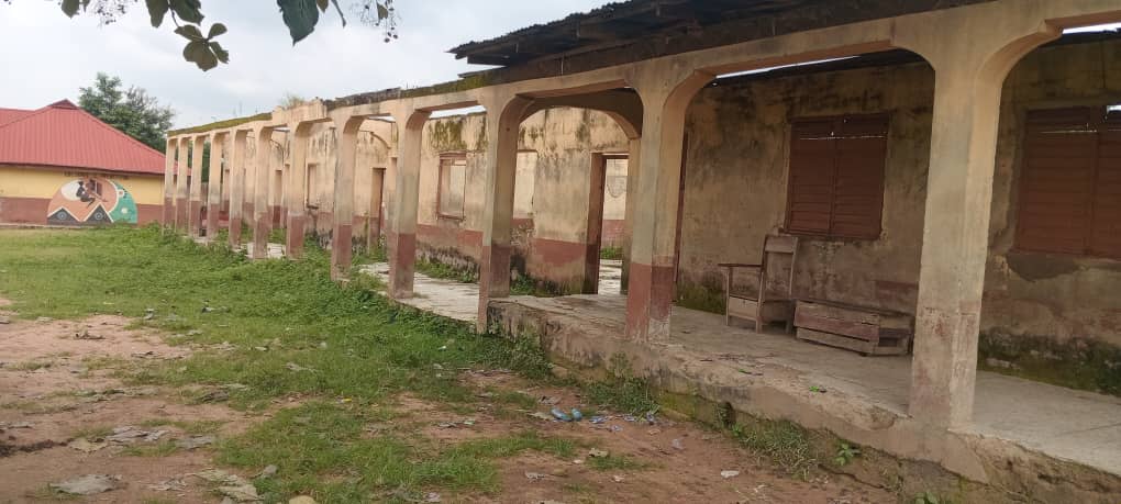 TrackaNG's tweet photo. Disbursement without Implementation🛑

According to the Osun state Q4 2025 BIR, N47m was disbursed for the Construction of 4 Classrooms At Iwo Muslim Comprehensive Junior School, Iwo LGA, Osun State. 

We tracked and report that this project has not been done.
Despite a 100% disbursement to this project, we found dilapidated blocks of classrooms in the school and no new block of classrooms has been constructed.

We call on @osunsubeb, the implementing agency to provide the public with details of how funds disbursed to this project was used.