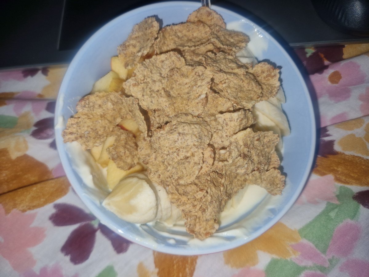 tweekuyomi's tweet photo. YOGURT BOWL FINALLY! This is peach and passionfruit protein yogurt + (tiny) apple + banana + 0 sugar added cereal 💕 (344 cals! [Might be overestimating the cereal]) https://t.co/nLqD7uUj1Z