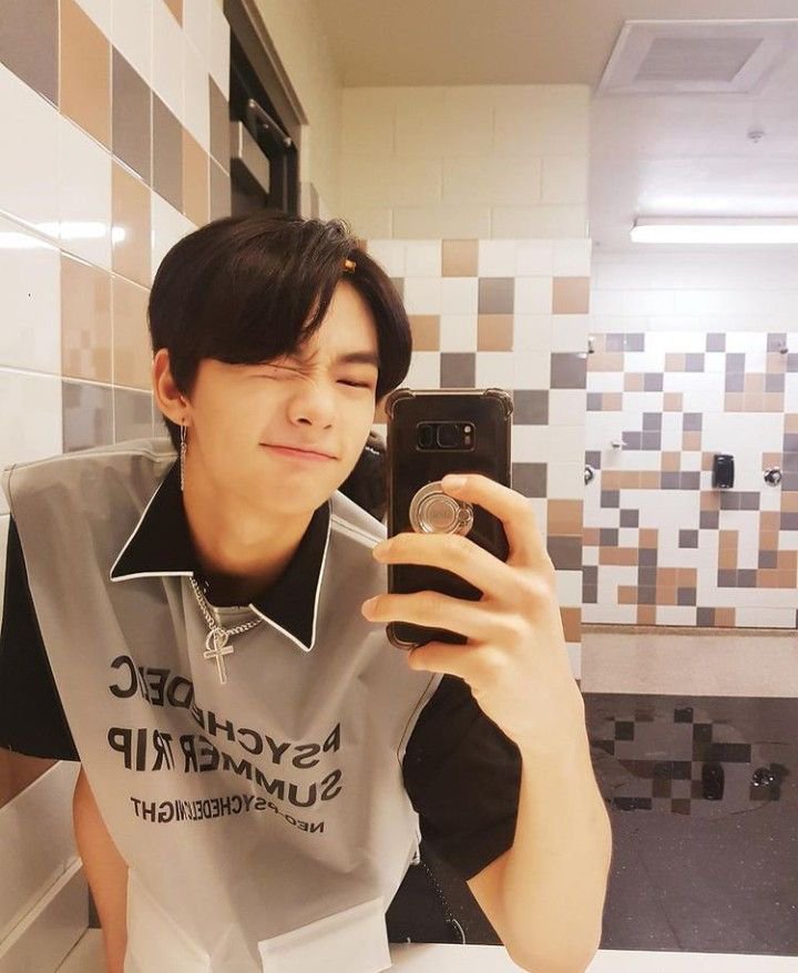 arinatorlesado's tweet photo. @bokkottsu O Gore /// o lindo It boy da gen (obs a foto do Hyun já é antiga ent desde o pré debut ele já é bonito https://t.co/xi3pGJAfsr