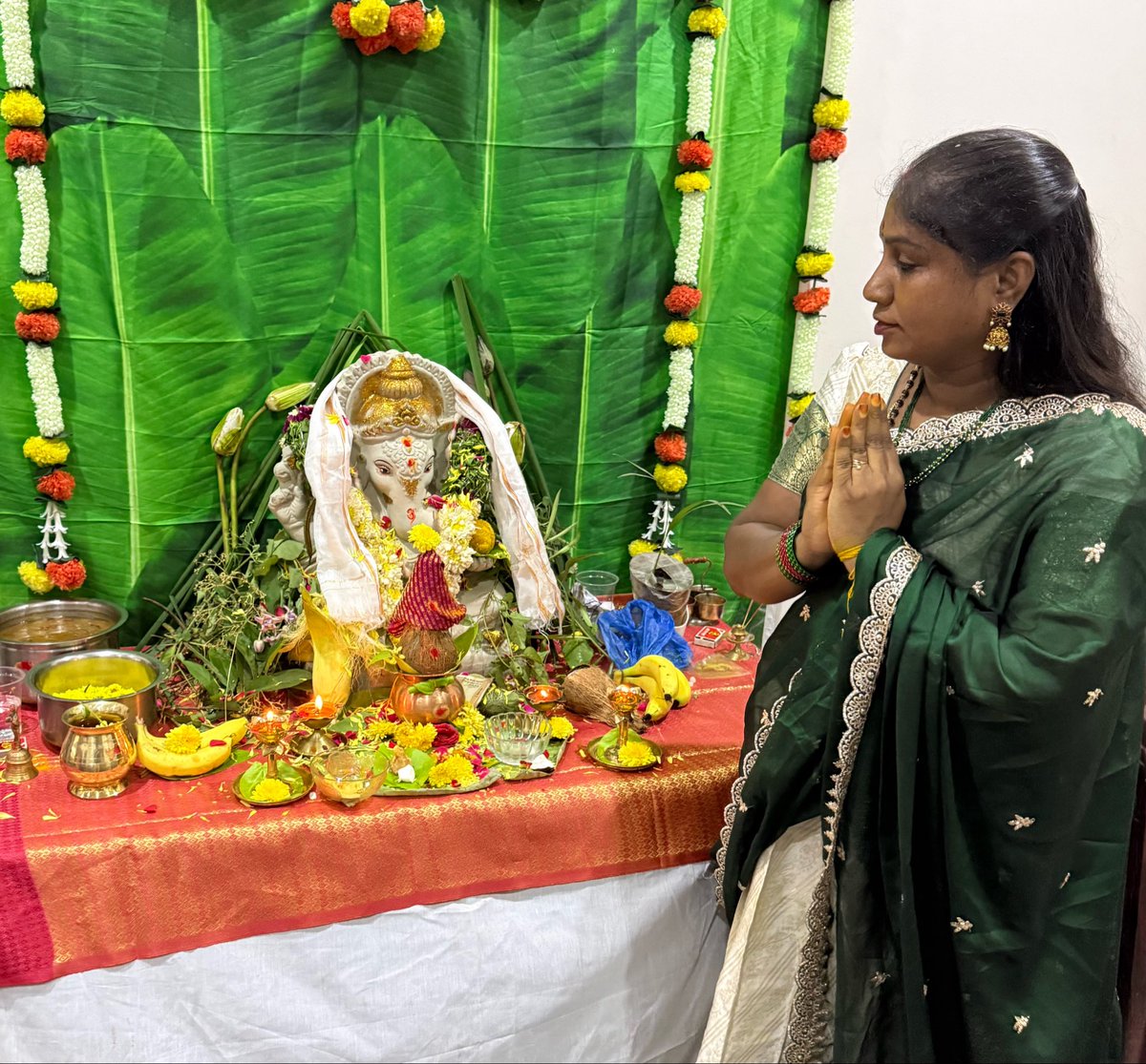 KandiShailaja's tweet photo. 🙏 ఇంటి గణపయ్యకు భక్తిశ్రద్ధలతో పూజలు నిర్వహించి,
బొజ్జ గణపయ్యను వేడుకొని, మా కుటుంబంతో పాటు అందరూ సుఖసంతోషాలతో, ఆయురారోగ్యాలతో, ఆనందంగా ఉండాలని ప్రార్థించడం జరిగింది. 🙏🌺

విఘ్నాలు తొలగించి, అందరి జీవితాల్లో విజయాలు నింపాలని గణనాథుడిని వేడుకున్నాను. 🕉️🐘

🙏 గణపతి బప్పా మోరియా! https://t.co/d3en6nGc8I