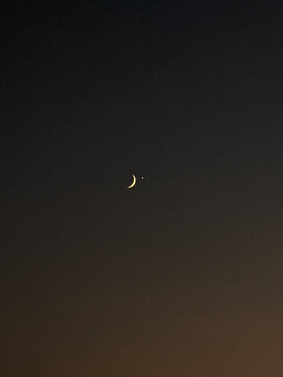 printf_dj's tweet photo. The Moon and the Venus. https://t.co/qpN7bCqAl3