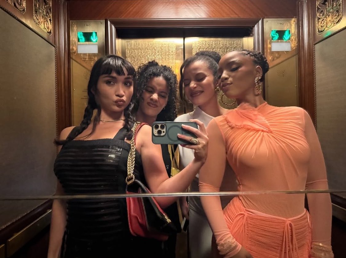 siyoohse's tweet photo. ROWAN, ELLA, CHASE, AND CHLOE BAILEY <3333 https://t.co/fYsP1BZXv0