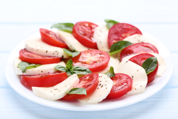 RichelleMclear's tweet photo. Just picked up fresh vine-ripened tomatoes, aromatic basil and creamy mozzarella for tonight’s homemade caprese salad—weeknight dinners done right! https://t.co/4s34zd0uW8
