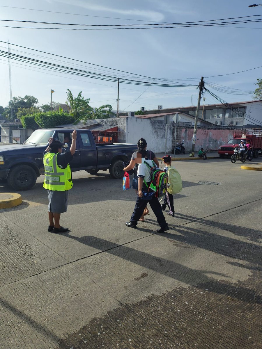 SSPCTabasco's tweet photo. La #PECTabasco continúa con la implementación de operativos de seguridad vial en distintos municipios del estado como en Centro, Jalapa, Huimanguillo, Paraíso y Tacotalpa.
#SSPCTabascoAvanzaSeguro
https://t.co/BUubJ0unfz https://t.co/URohpluaqY