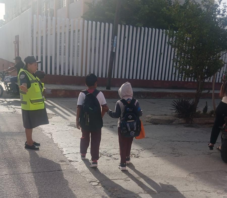 SSPCTabasco's tweet photo. La #PECTabasco continúa con la implementación de operativos de seguridad vial en distintos municipios del estado como en Centro, Jalapa, Huimanguillo, Paraíso y Tacotalpa.
#SSPCTabascoAvanzaSeguro
https://t.co/BUubJ0unfz https://t.co/URohpluaqY