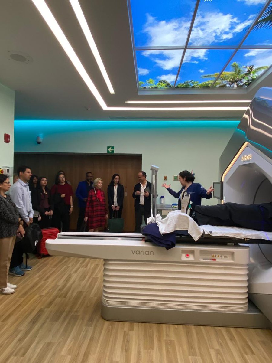 EmbCanMexico's tweet photo. Visitaron también el @ABCcentromedico donde conocieron las instalaciones y realizaron un diálogo entre las empresas participantes.

Después, en la universidad @anahuac, exploraron oportunidades de cooperación en salud digital y tecnología médica. https://t.co/DBo5Sx58oW