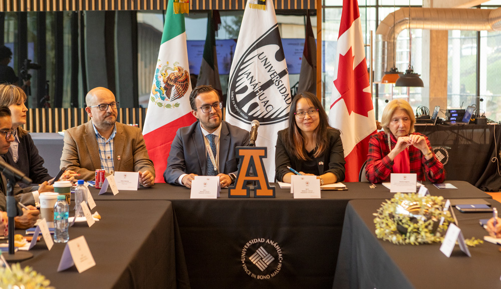 EmbCanMexico's tweet photo. Visitaron también el @ABCcentromedico donde conocieron las instalaciones y realizaron un diálogo entre las empresas participantes.

Después, en la universidad @anahuac, exploraron oportunidades de cooperación en salud digital y tecnología médica. https://t.co/DBo5Sx58oW