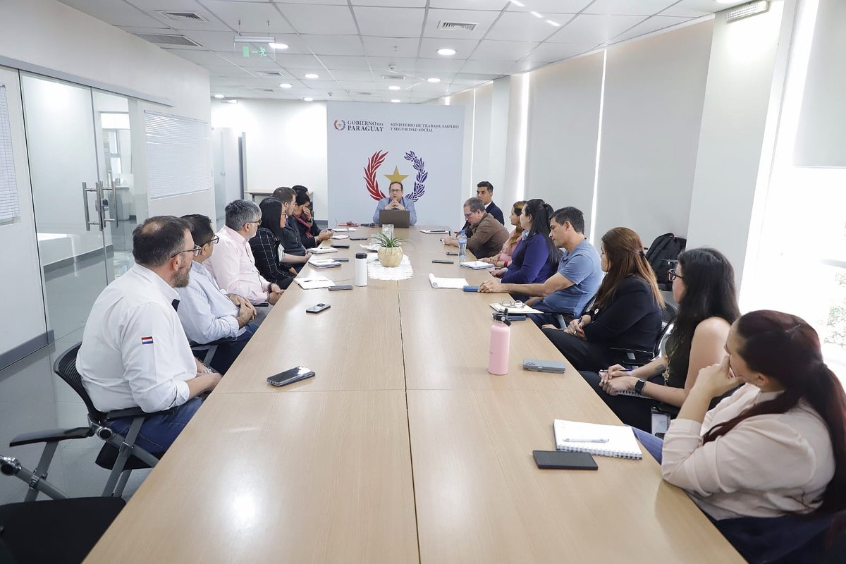 MTESS_PY's tweet photo. #SSO| Ministerio de Trabajo promueve formación especializada en seguridad y salud ocupacional para el sector naviero

El objetivo es desarrollar una malla curricular específica para formar técnicos en Seguridad y Salud en el Trabajo, atendiendo las particularidades de las actividades fluviales y marítimas.

Para ello, se instaló una mesa técnica para fortalecer la formación de profesionales especializados en el sector naviero. La iniciativa reúne al Ministerio de Trabajo y sus organismos dependientes, el @SNPP_Paraguay y el  @Sinafocal, junto con el @Cafym_py.

Durante la reunión, se destacó la importancia de contar con profesionales técnicos que posean conocimientos específicos sobre seguridad naval y estén preparados para intervenir en la prevención de riesgos laborales y la protección de la salud de los trabajadores, tanto a bordo de las embarcaciones como en las distintas actividades vinculadas a la navegación.