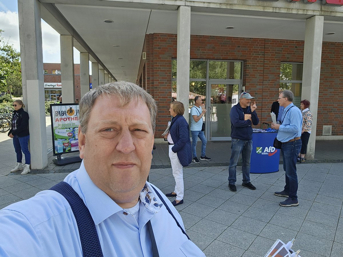 AfDLindemann's tweet photo. Und der zweite Infostand in #Marzahn. Herzlichen Dank @Beatrix_vStorch für Deine Unterstützung. https://t.co/It30N5VxPO
