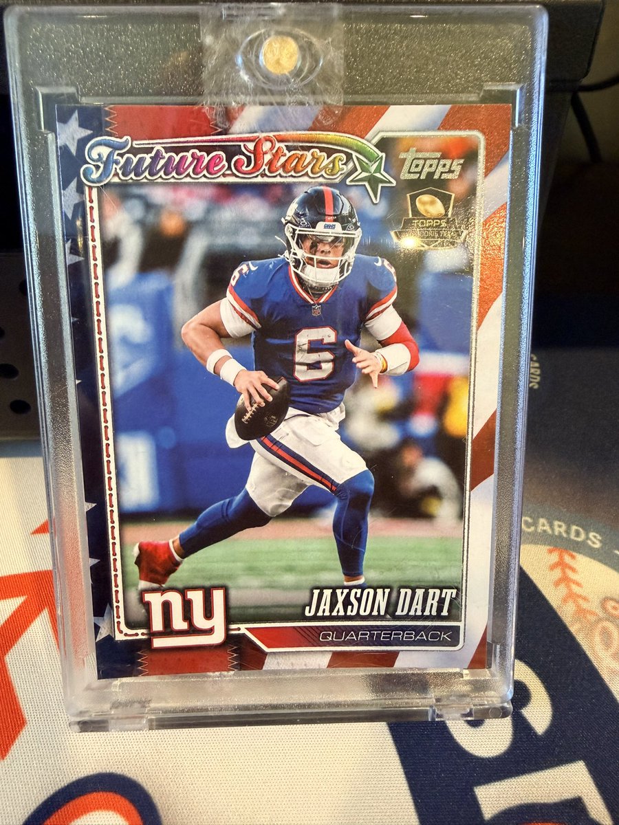 easternctsprts's tweet photo. Got this one in last week before the season started.  

🏈🔥

Jaxson Dart — 2026 Topps Future Stars
33/76 https://t.co/0IIsMWLMY4