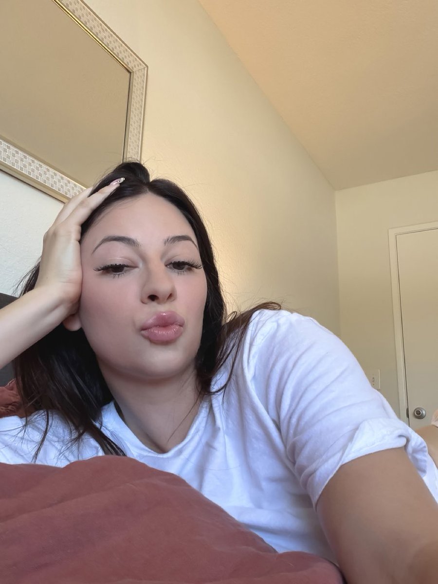 itsIvyEmber's tweet photo. just a little kiss for your feed 😚 https://t.co/fpggXCIzrX