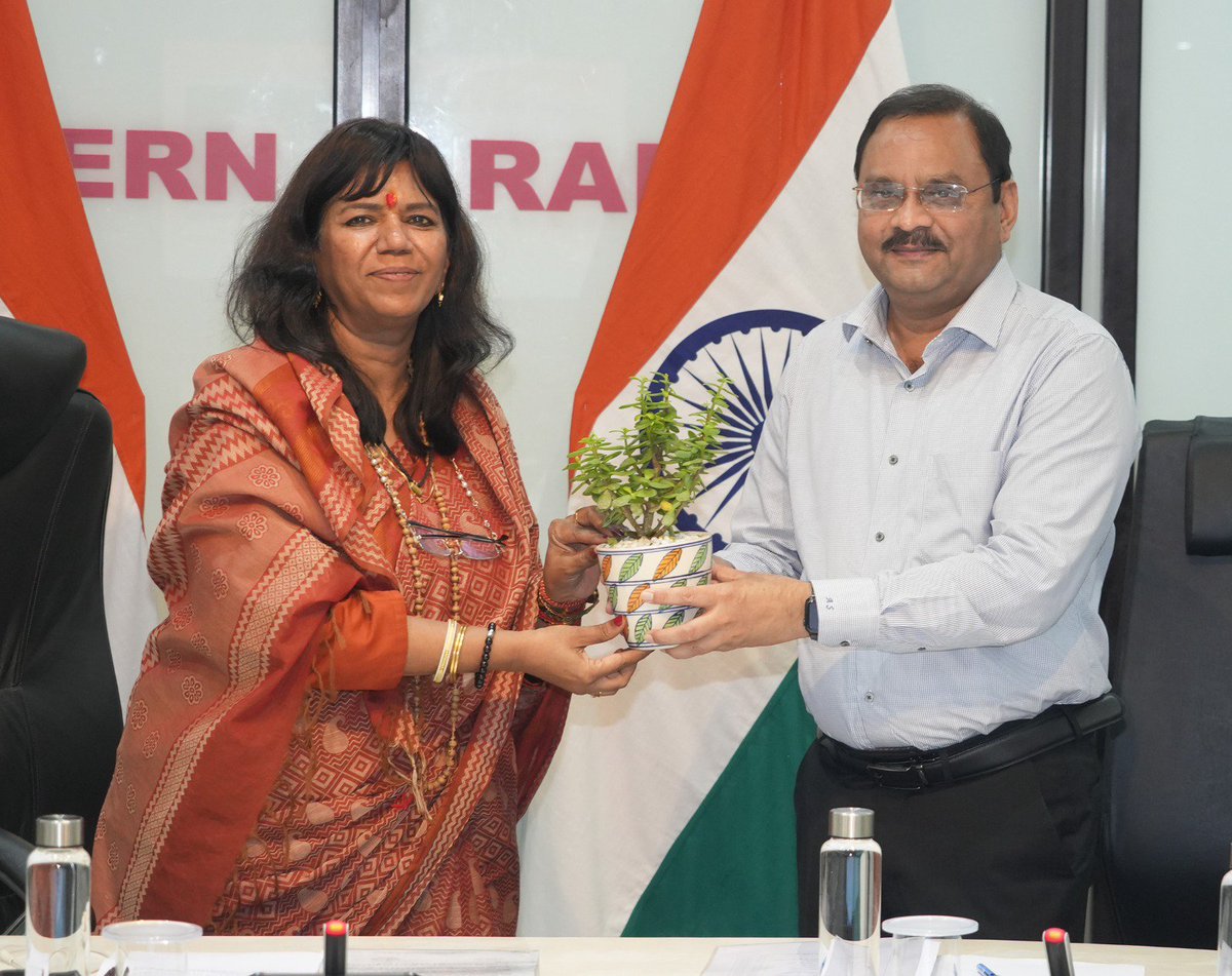 EasternRailway's tweet photo. 🇮🇳 Celebrating Hindi Diwas at Eastern Railway

Ms. Gitika Pandey, General Manager, Eastern Railway, chaired a meeting on the occasion of Hindi Diwas at Fairlie Place, highlighting the important role of Hindi in official communication and encouraging its effective use in day-to-day official work.

Shri Sheelendra Pratap Singh, Additional General Manager; Shri Asheesh Kumar Saxena, Principal Chief Signal & Telecommunication Engineer and Mukhya Rajbhasha Adhikari; along with Principal Heads of Departments and other senior officers of Eastern Railway, graced the occasion.

The observance reaffirmed Eastern Railway’s commitment to promoting Rajbhasha Hindi and fostering its simple, effective and progressive use in official functioning.

राजभाषा हिंदी — सरल संवाद, प्रभावी कार्य। 🇮🇳

#EasternRailway #HindiDiwas #हिंदीदिवस #Rajbhasha #राजभाषा #Hindi