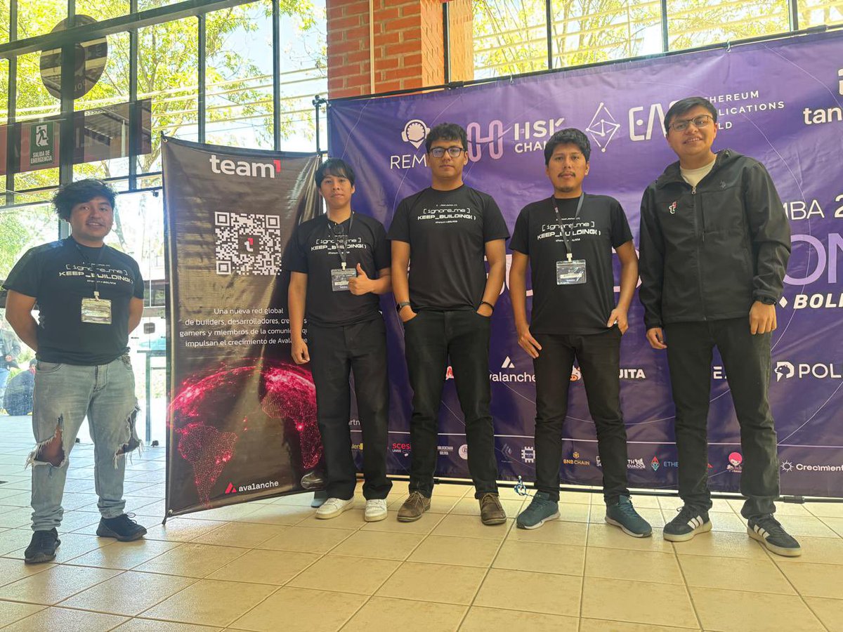 danelerr's tweet photo. Llevando Avalanche 🔺 a nuevos espacios por 🇧🇴

estuvimos presentes en la Buildathon de @EthereumBo junto al team de Team1 🫡

@Team1LatAm @AvaxTeam1 https://t.co/y4BKQftgbY