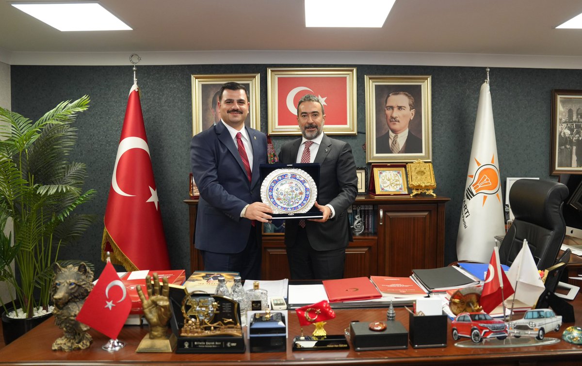 eyupkadirinan's tweet photo. 📍Ankara

Ankara İl Başkanlığımızı ziyaret ederek, İl Yönetim Kurulu Toplantımızda dava ve yol arkadaşlarımızla bir araya geldik.

İl Başkanımız Sayın Hakan Han Özcan’a ve yönetimine nazik ev sahiplikleri ve özverili çalışmaları için teşekkür ediyor, başarılar diliyorum.

Cumhurbaşkanımız ve Genel Başkanımız Sayın Recep Tayyip Erdoğan’ın liderliğinde, Ankara’mıza ve milletimize hizmet yolunda birlik ve beraberlik içerisinde çalışmayı sürdüreceğiz. 🇹🇷