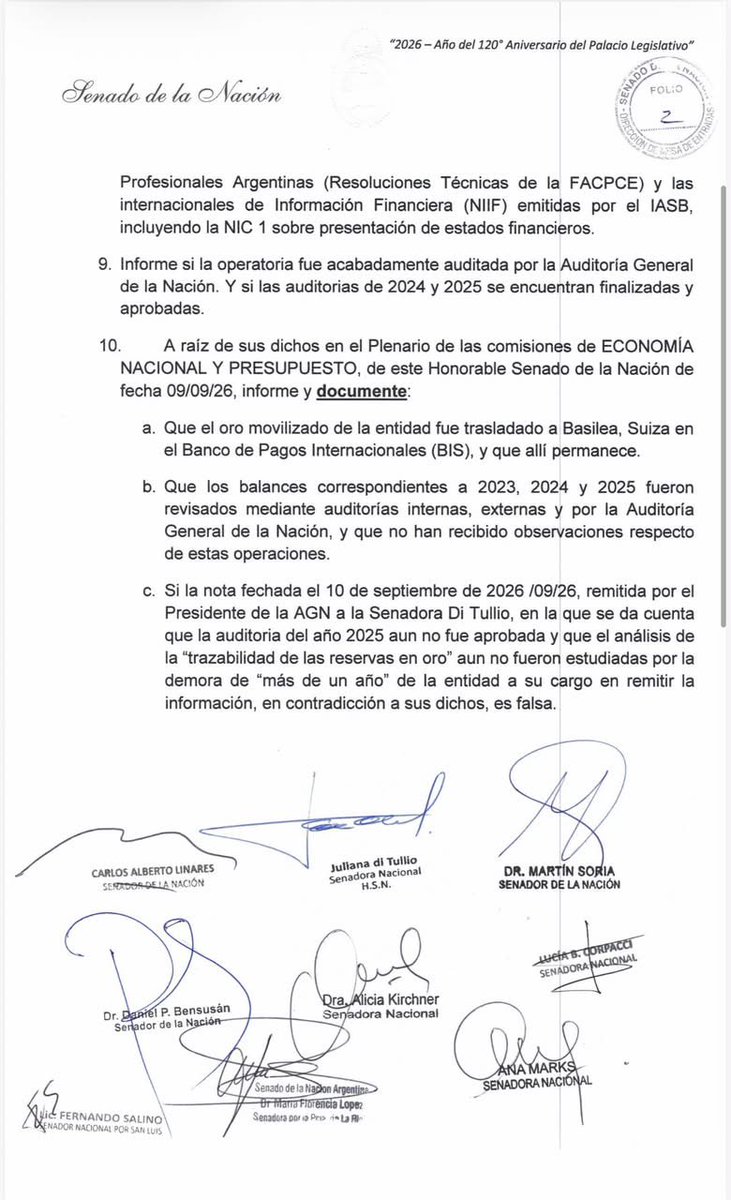 ditulliojuli's tweet photo. Que Bausili dé la cara: ¿qué hicieron con las 13 toneladas de oro?

Los senadores y senadoras del @BJusticialistaS presentamos un proyecto para citar de urgencia al presidente del Banco Central, Santiago Bausili. 

Hace dos años nos ocultan qué hicieron con el patrimonio de todos los argentinos entregados en secreto.

El Banco Central tiene que rendir cuentas: queremos saber exactamente dónde están las reservas, en qué condiciones se entregaron y a qué riesgos expusieron al país.

Van a tener que rendir cuentas.
