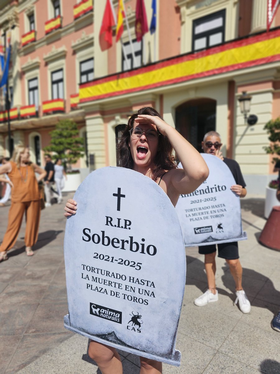 AnimaNaturalis's tweet photo. 📍 MURCIA | Ayer, más de medio centenar de activistas cargamos lápidas con nombres de toros frente al ayuntamiento de Murcia.

🐂 🪦 Neblinero. Lagartijo. Olivero. Nombres, vidas y muertes que la tauromaquia prefiere convertir en cifras.

Ayer les devolvimos su nombre. 👇 https://t.co/4akVUJoDRx