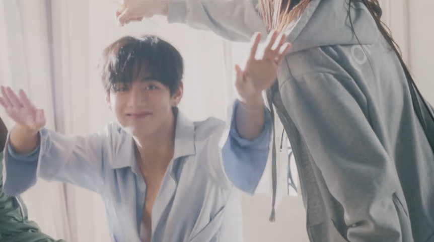 thracia776_bts's tweet photo. ここで手を波打たせて遊んでるテテが最高に可愛い💜
綺麗さとかわいさ、純真さと遊び心……
SKIN GROWシリーズの動画は、テテの持ってる多面的な魅力がクルクル入れ替わって出てきて、すごく素敵!
#VxTIRTIR #BTSV
YouTubeの動画をまとめた再生リストはこちら
https://t.co/TJdI4S858H https://t.co/Y4dNcOfnDg