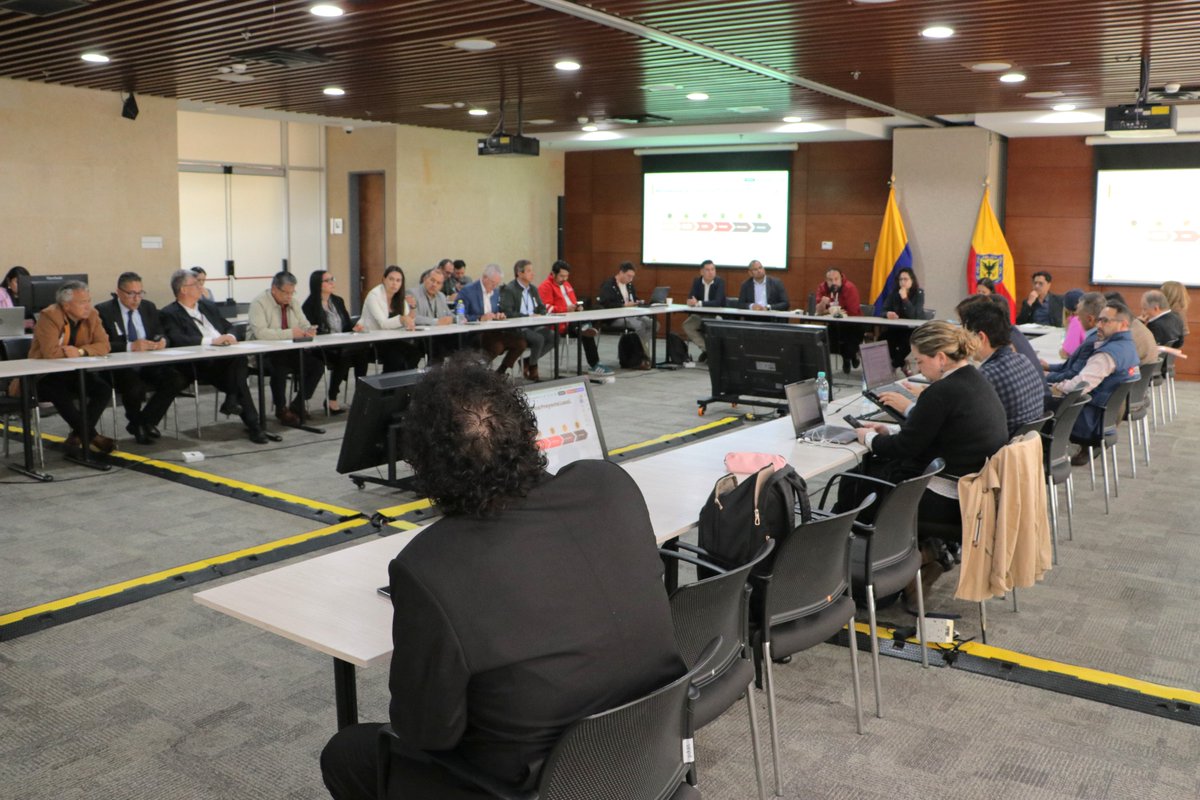 ContraloriaBta's tweet photo. #AEstaHora | Asistimos a la presentación técnica de Presupuestos Participativos, un mecanismo en el que la ciudadanía de #Bogotá elige de qué manera se invierten recursos públicos en la ciudad.

(1/2) 👇🧵

#ContraloríaDeBogotá https://t.co/13ppWn8jdV