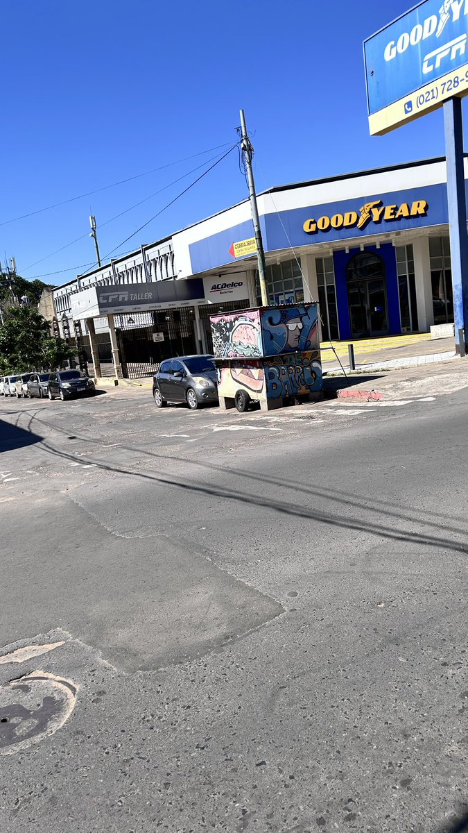 williamedu93's tweet photo. ¿Hasta cuándo tenemos que esperar para que se retire esto?

Este carrito lleva tiempo instalado en plena vía pública, justo en una zona donde molesta el paso y afecta directamente la visibilidad de quienes circulan por la calle.
@AsuncionMuni @asu_transito @AsuDsu https://t.co/kLq670rBT6
