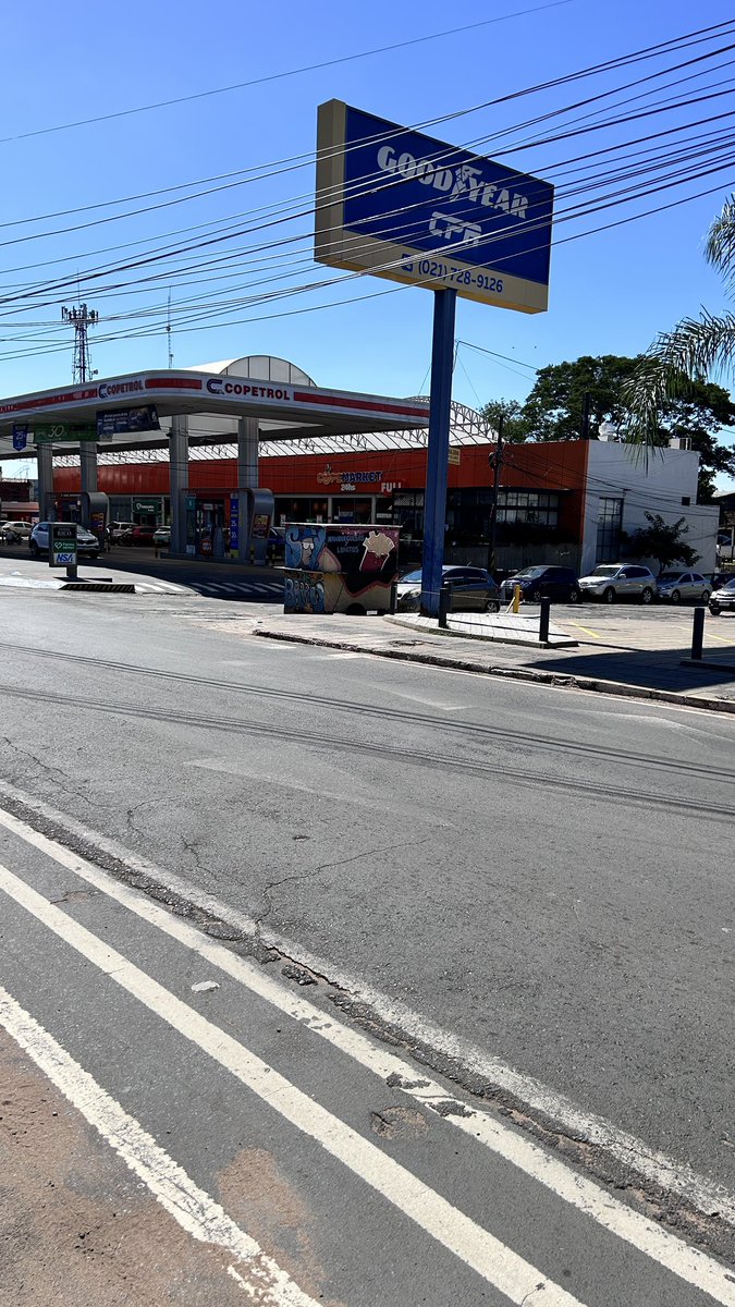 williamedu93's tweet photo. ¿Hasta cuándo tenemos que esperar para que se retire esto?

Este carrito lleva tiempo instalado en plena vía pública, justo en una zona donde molesta el paso y afecta directamente la visibilidad de quienes circulan por la calle.
@AsuncionMuni @asu_transito @AsuDsu https://t.co/kLq670rBT6