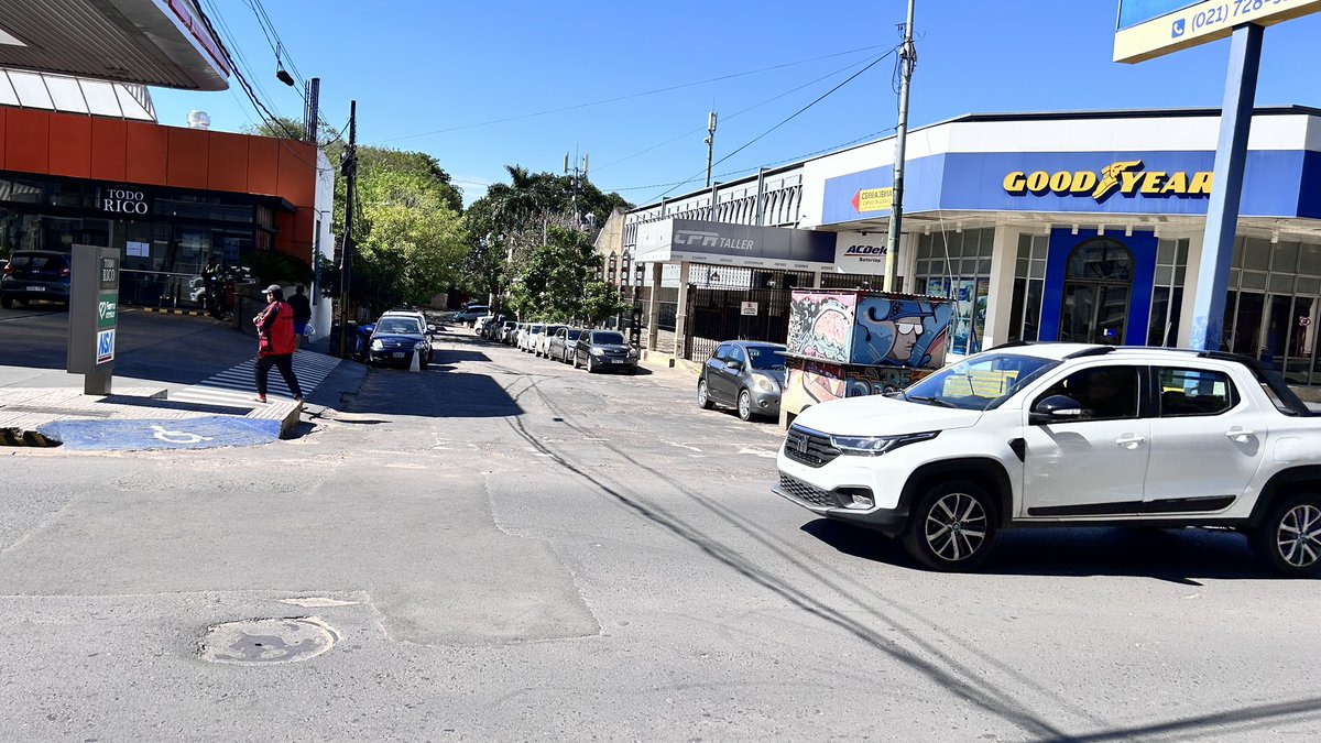 williamedu93's tweet photo. ¿Hasta cuándo tenemos que esperar para que se retire esto?

Este carrito lleva tiempo instalado en plena vía pública, justo en una zona donde molesta el paso y afecta directamente la visibilidad de quienes circulan por la calle.
@AsuncionMuni @asu_transito @AsuDsu https://t.co/kLq670rBT6