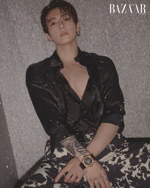 btsbrasil_on's tweet photo. ✨ Harper’s BAZAAR sobre Jungkook.

“Da sua instintiva conexão com a Hublot à beleza caótica dos palcos, Jungkook fala sobre sentimentos, dedicação, habilidades e o lugar onde ele mais se sente vivo.3 vislumbres de Jungkook, um artista que confia em seus instintos..." 👇🏻 https://t.co/oFwabwcksX