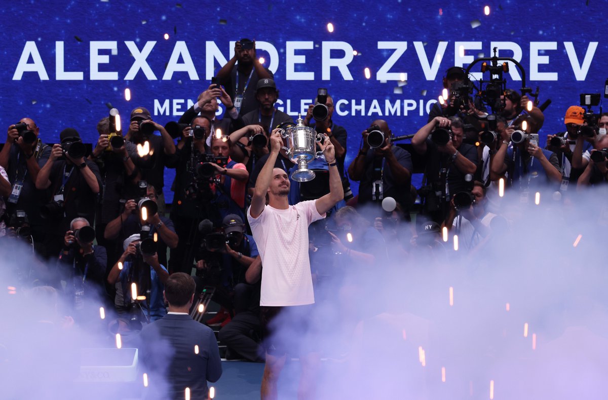 ATPTour_ES's tweet photo. 🏆 Grand Slam: 2
🏆 Nitto ATP Finals: 2
🏆 ATP Masters 1000: 7
🥇 Oro olímpico: 1

🇩🇪 @AlexZverev sigue dando forma a un gran palmarés.

📌 https://t.co/kPJHjGwU77 https://t.co/wcqWA1qR9r
