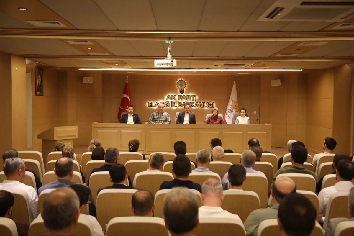 akpartielazig_'s tweet photo. İl Başkanımız Sayın Sencer Selmanoğlu’nun başkanlığında, Haftalık Olağan Yönetim Kurulu Toplantımız gerçekleştirildi. 

@Akparti
@abuyukgumus https://t.co/kK7Yi6Pz5q
