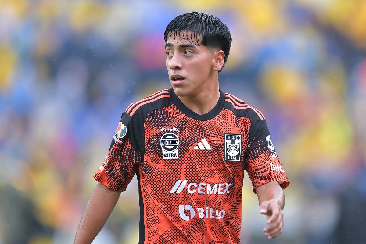 im_bonus's tweet photo. Hay algo que no estoy de acuerdo con Vucetich, y es que a la primera que tuvo sentó a Chicha Sánchez quien venía siendo tu mejor jugador y sin mérito alguno, le dio la titularidad a Monreal. Mal mensaje y peor aún que aún tenga esa mala costumbre de respetar “jerarquías”. https://t.co/MRvS4YgZcP