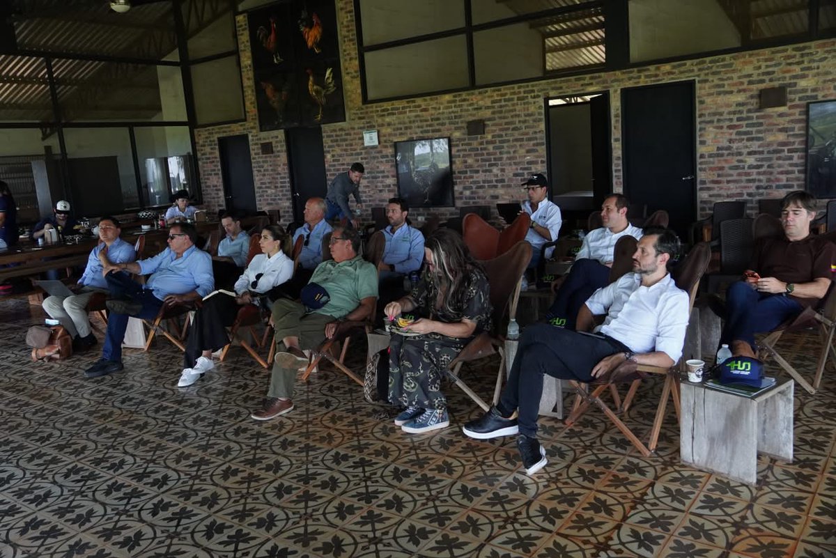 MinAgricultura's tweet photo. #AEstaHora 🔴 | ¡El #CampoMilagro está en la #Orinoquía colombiana! ☀️

La delegación del Gobierno nacional llega a la Altillanura para reafirmar su compromiso con el desarrollo agropecuario integral de esta región y articular las decisiones que, en materia de infraestructura, 🚜 medio ambiente, política fiscal, comercio exterior y agricultura, se tomarán desde el Gobierno del presidente @ABDELAESPRIELLA durante los próximos meses. 🇨🇴