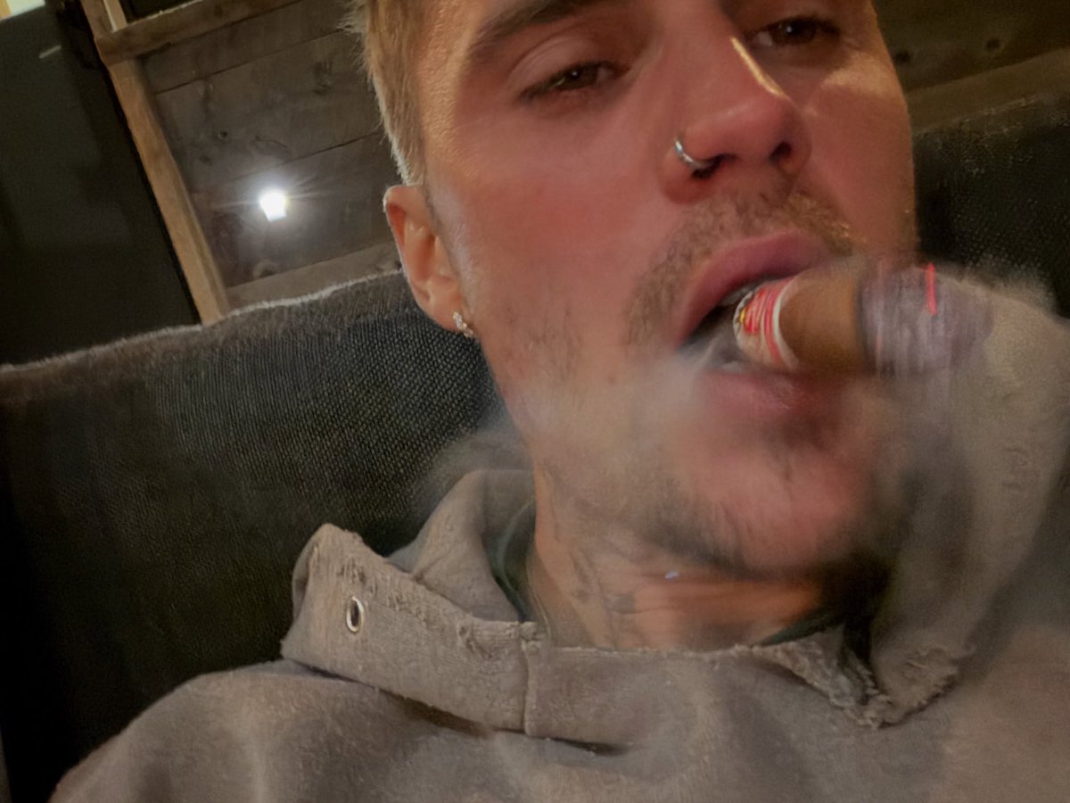 jbieberbrss's tweet photo. PERFEITO! 🤍

Justin Bieber via Instagram: “❤️”. https://t.co/oqESCTPYWe