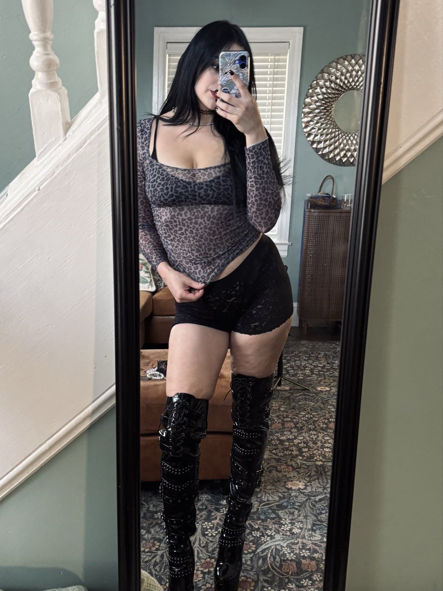 MistressMiaHart's tweet photo. Bad boys get the boots https://t.co/h8o4PvcHFE