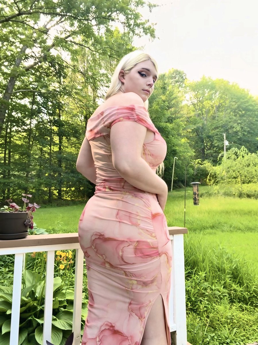 Amandanvjs's tweet photo. Can’t look beautiful enough to match the sunset but I can try 🤭 https://t.co/NhEBz9zsiO