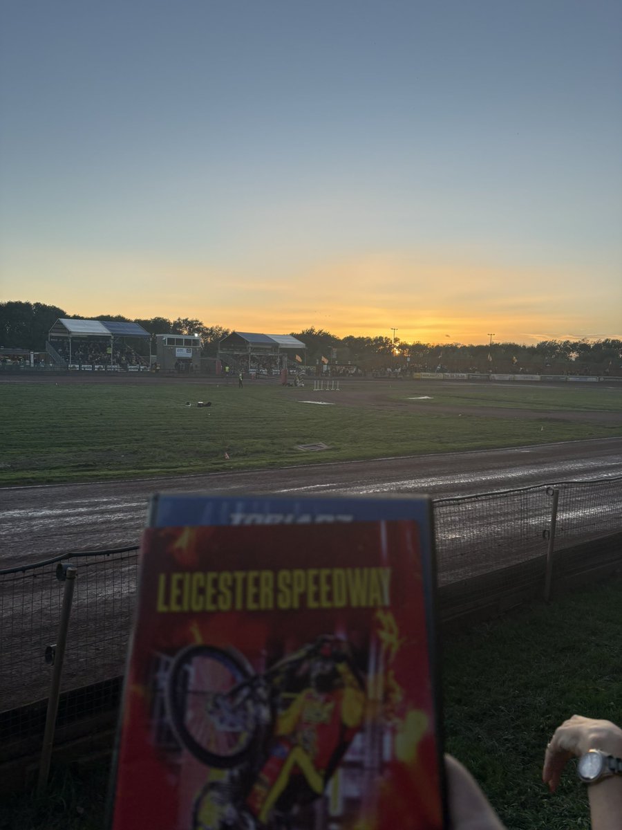 mutimer2011's tweet photo. It’s a beautiful evening for @ipswichspeedway to upset the odds and win our place in the Play Offs tonight!
#Tru7GroupWitches #LeagueChampionsTour26 #WVWS https://t.co/kkXAUo6g3C