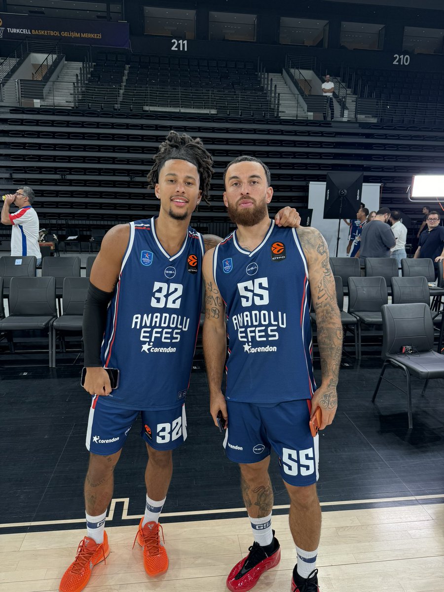EuroLeague's tweet photo. New look, same guard duo 🤝

Matthew Strazel &amp; Mike James

@AnadoluEfesSK https://t.co/SKs3xXNAyF
