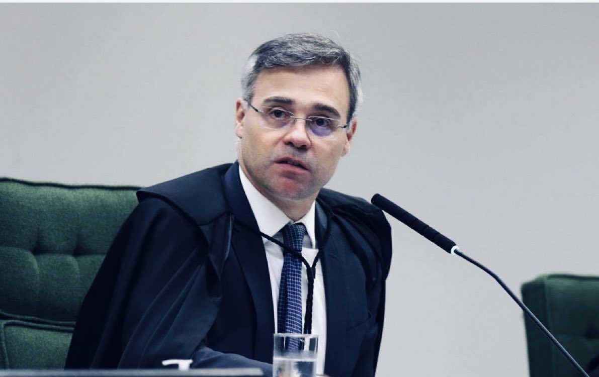 Claudiotuck2017's tweet photo. 🚨 MENDONÇA ANTECIPA A JOGADA!

Enquanto uma ala do STF tenta empurrar o caso Moraes para depois das eleições, Mendonça prepara o contra-ataque: ANTECIPAR O VOTO E FORÇAR O DEBATE!

O CERCO APERTOU! https://t.co/lahgd3Uh9Q