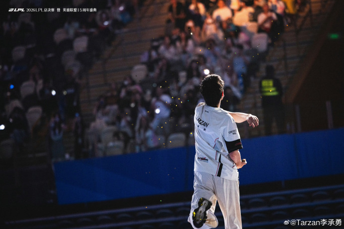 AGGlobalFrance's tweet photo. Bonjour à tous, je suis Tarzan Li Chengyong, le jungler d’AL.
C’est sous le pseudo AL.Tarzan que j’ai brandi le trophée de champion de la LPL et reçu le titre de FMVP. C’était vraiment un immense bonheur.

Au cours de l’hiver 2024, après avoir été contacté par Shanks, le nom « AL » a été ajouté devant celui de Tarzan Li Chengyong.
Nous avons connu ensemble la victoire, mais aussi l’échec. Cependant, chacune des défaites de l’année dernière m’a laissé un sentiment de regret, c’est pourquoi j’ai choisi de rester pour retenter ma chance, dans l’espoir que ces moments regrettables puissent aboutir à un résultat différent.
En réalité, en tant que joueur professionnel évoluant sur les terrains depuis près de 10 ans, je sais très bien quels problèmes peuvent survenir lorsqu’une équipe reste ensemble trop longtemps. Mais c’est ce que mon cœur me dictait, alors j’ai agi en conséquence.
Comme je m’y attendais, cette année a été semée d’embûches et de rebondissements. Il y a eu des moments où même moi, je ne trouvais pas de réponse, mais au fil de ces hauts et ces bas, nous avons appris, grandi et évolué. Depuis le moment où nous avons signé nos contrats sous nos doudounes jusqu’à cet automne où nous avons de nouveau besoin de manteaux, nous avons goûté à des fruits différents… bleus… roses… Et cette fois, nous avons attrapé ensemble ces confettis dorés. C’est vraiment un immense bonheur

Je tiens avant tout à remercier chacun des membres de notre club AL pour ces deux saisons. 
Je tiens tout particulièrement à remercier mes coéquipiers, mes frères.
Ma philosophie au sein de l’équipe a toujours été la suivante : chaque joueur a ses forces et ses faiblesses. Je m’attache à cerner la personnalité de chacun pour trouver la meilleure façon de mettre en valeur ses atouts et de masquer ses faiblesses.
Mais en même temps, je vous remercie sincèrement de m’avoir toujours fait confiance et de m’avoir toujours suivi. Je sais que vous, mes coéquipiers, mes frères, vous vous êtes toujours efforcés de vous adapter à moi. Ensemble, nous avons trouvé des solutions, nous avons appris et grandi, et nous avons harmonisé les rouages de l’AL. 
Vous avez tous été à mes côtés, jouant et courant avec moi. C’était très enrichissant. Je vous en remercie sincèrement.
Je vous remercie pour tout. Vous êtes ma fierté. C’est un honneur pour moi d’avoir remporté la finale de la LPL et le titre de champion à vos côtés, et d’avoir été désigné FMVP en tant que jungler de l’équipe.

Je tiens également à remercier sincèrement tout le personnel de la LPL, les fans qui m’ont toujours encouragé et m’ont accompagné dans mon évolution, ainsi que tous les spectateurs qui suivent League of Legends. 
Grâce à chacun d’entre vous, Tarzan Li Chengyong a eu de nombreuses occasions de s’illustrer sur la scène compétitive et a pu profiter pleinement des matchs et du jeu. 
Chaque instant passé à jouer et chaque jour qui me rapproche du prochain match me comblent de bonheur.

La saison 2026 se poursuit. Nous, les AL, pourrons ensemble découvrir de nouveaux pays et des scènes encore plus grandes, rencontrer des équipes et des joueurs d’autres régions, et disputer des matchs passionnants et captivants. J’ai déjà hâte d’y être.

Mais dans ce monde où l’issue des matchs reste incertaine, nous ne sommes encore que des challengers. Emportons ensemble aux États-Unis cette soif de victoire qui nous anime.