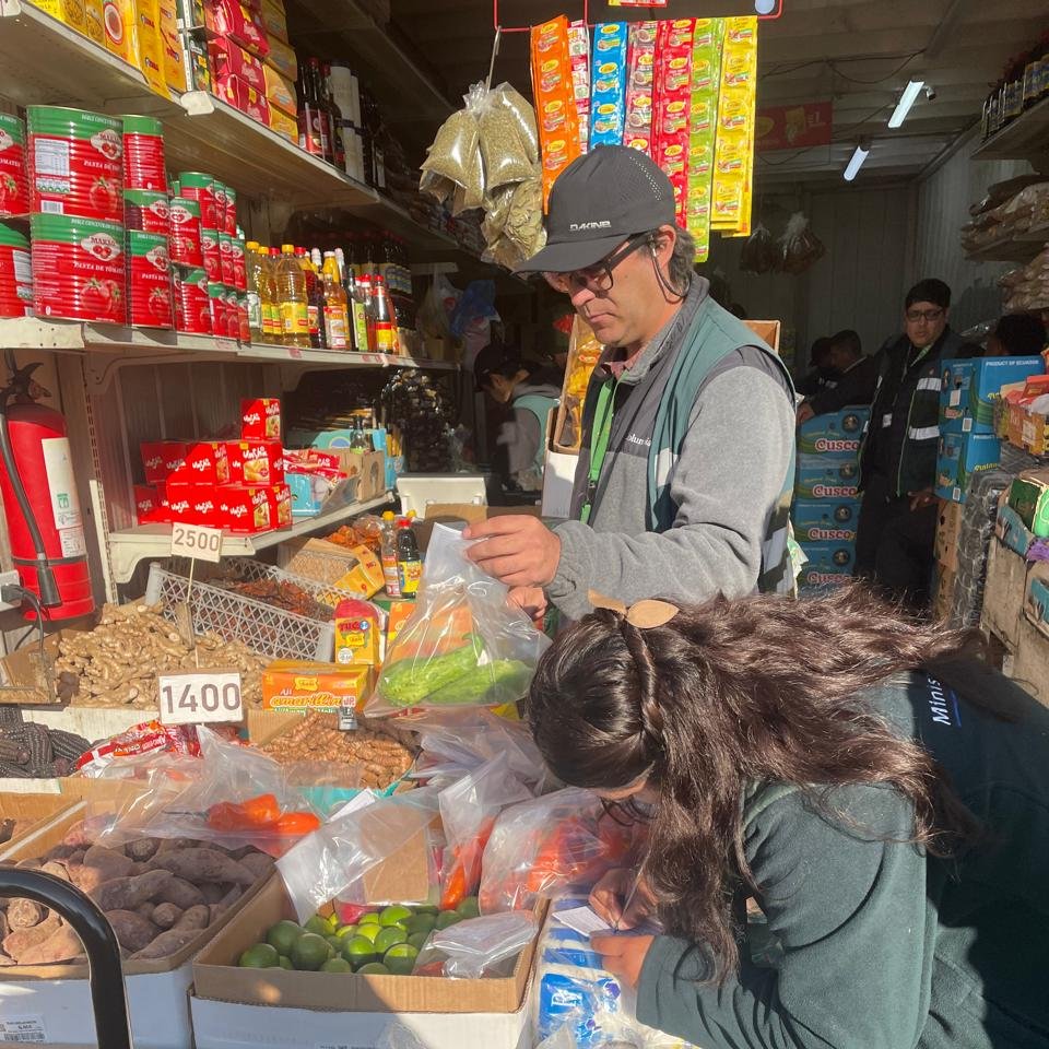 sagchile's tweet photo. En Lo Valledor y previo a Fiestas Patrias, funcionarios de @sagchile #RM fiscalizaron junto a @SII_Chile, @SeremiTrabajoRM, @PACmunicipio, @PDI_CHILE y @Carabdechile. En el lugar se decomisó una importante cantidad de productos agrícolas que  no acreditaron su origen. https://t.co/vNj4vLXVy1