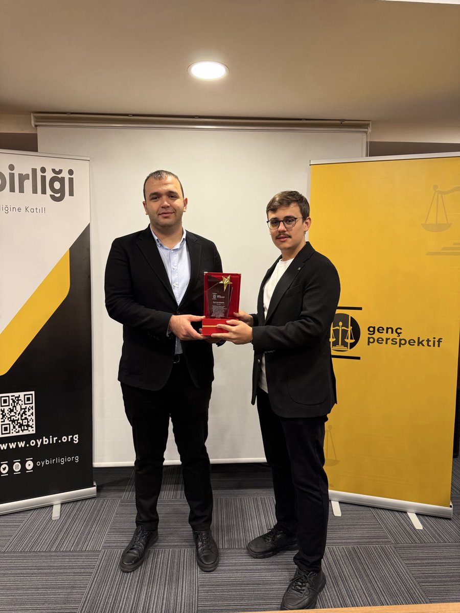 gencperspektif1's tweet photo. Genç Perspektif Başkanlığı'nı yürüten Av. Sait Karahan, bayrağı Rabbani Bozacı’ya devretti.

Gerçekleşen törende Sait Karahan'a emekleri için teşekkür edilerek hediye ve plaket takdim edildi. Görevi devralan başkanımıza yeni dönemde başarılar dileriz. https://t.co/Nln0Dj6xga