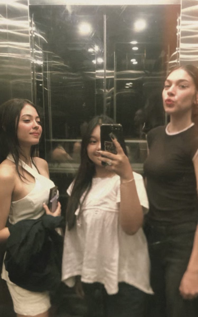 terseraraisa's tweet photo. akhirnya bisa liat RAISA MARIE🥰😍😘
dari sg orang he he he https://t.co/To0G1Pkt5C