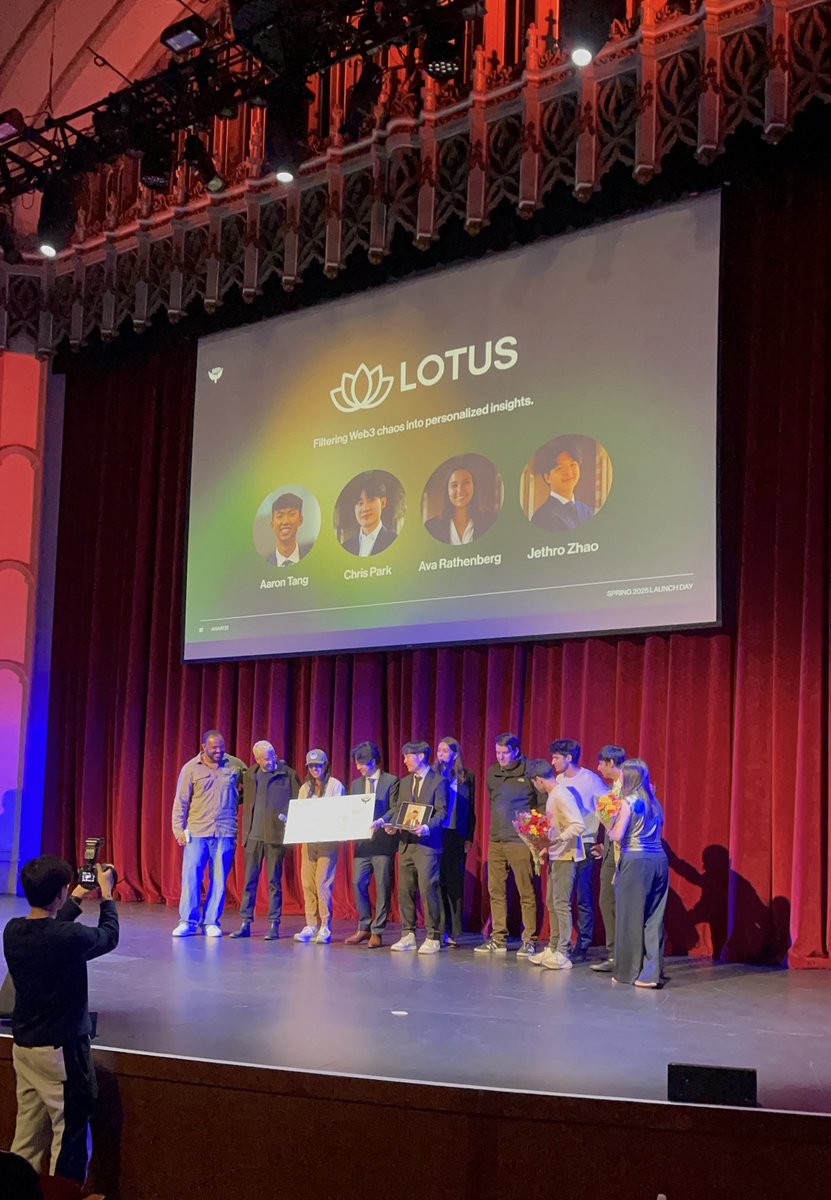 imaarontang's tweet photo. Then I moved from rural Pennsylvania to LA to go to college (USC). Everyone was building something meaningful and insane. I felt embarrassed meeting people and telling them I sold prank wallets.

So I joined a startup club and tried to learn everything I could about tech and software.