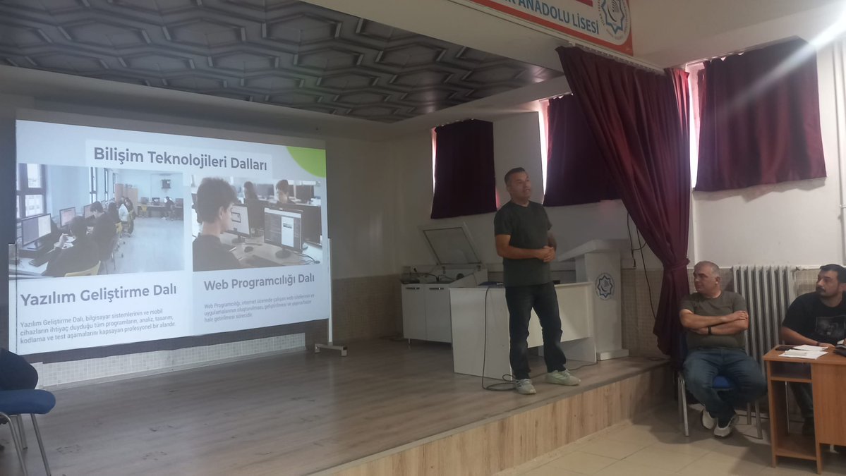 selcukluttmtal's tweet photo. Okulumuz 9. sınıf öğrencilerine Alan öğretmenlerimiz tarafından Elektrik-Elektronik, Yenilenebilir Enerji ve Bilişim Teknolojileri alanları tanıtılarak öğrencilerimize alanların eğitim süreçleri ve kariyer imkânları hakkında bilgi verildi.
@konyamem 
@MeslekiEgitim42 https://t.co/sFeSmLPyDE