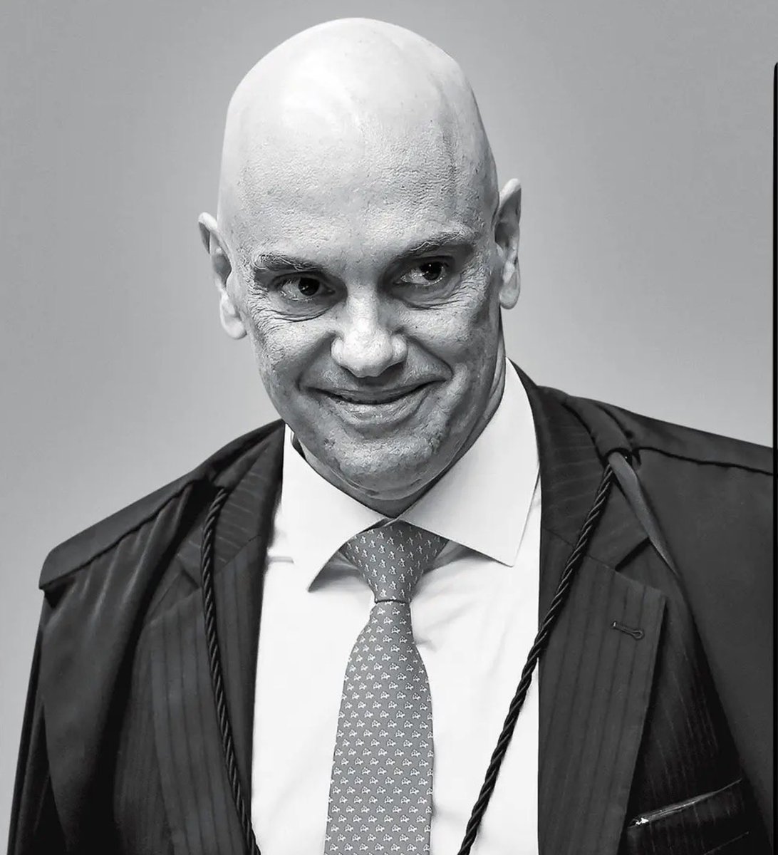 Haaaysb's tweet photo. MAIOR INIMIGO DE ALEXANDRE DE MORAES FOI O PRÓPRIO EGO.

Moraes ultrapassou limites, acumulou adversários e, ao longo do tempo, parece ter acreditado que era maior do que o próprio sistema que o cercava. Construiu uma imagem de poder absoluto, amparada por decisões e ordens que hoje são cada vez mais questionadas.

O que parecia um castelo de poder começa a revelar suas rachaduras.

Independentemente do desfecho, há algo que nenhum cargo consegue controlar: a história.

O homem que um dia foi celebrado por parte da sociedade como um dos grandes defensores da democracia corre o risco de ser lembrado justamente pelo oposto: como alguém que, ao concentrar poder demais, acabou manchando a instituição que representava.

Talvez a maior ironia seja essa: Moraes passou anos enfrentando seus adversários, mas pode ter sido derrotado por aquilo que nunca conseguiu controlar.

O próprio ego.