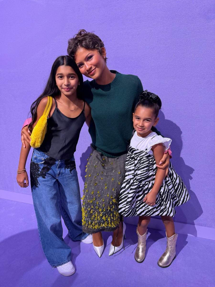 archivedaya's tweet photo. zendaya with fans at prada beauty's paradoxe pop up store in nyc! https://t.co/cgDd9lPrqA